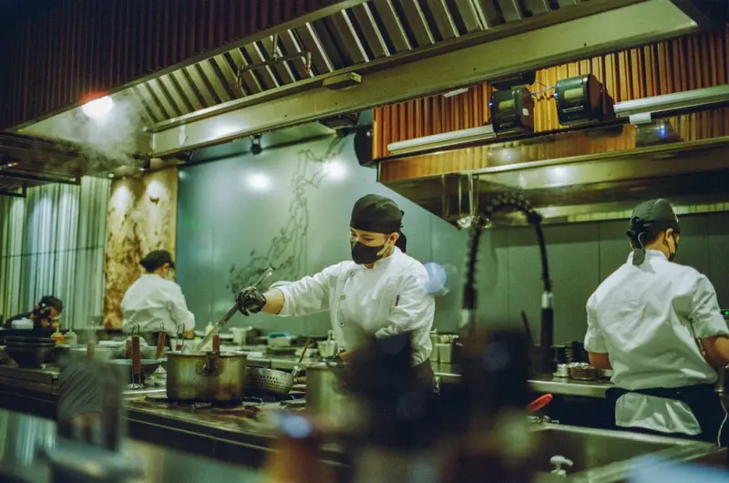 Zero‑Waste Pop‑Up Kitchens: How Urban Chefs Are Redefining the Plate