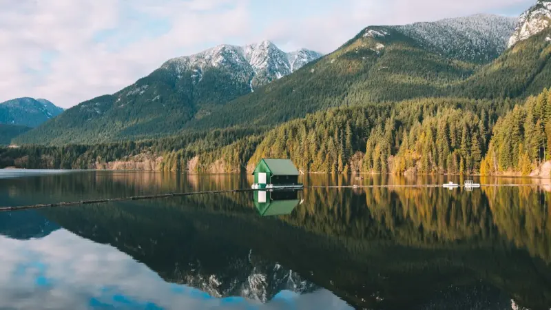 Cottage Co‑Working Retreats: Canada’s New Blueprint for Balanced Productivity